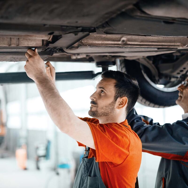 car mechanic working at service center H3KN768
